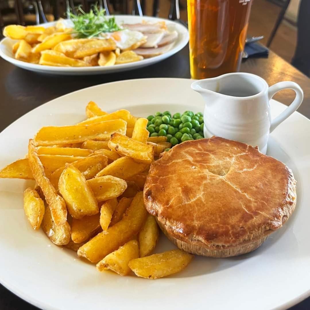The Crown, Smallburgh Экстерьер фото